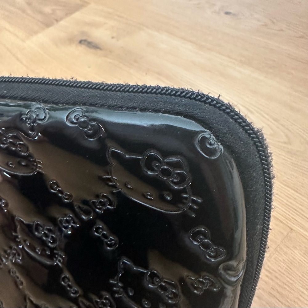 Hello Kitty Embossed Laptop Case - Picture 3 of 4